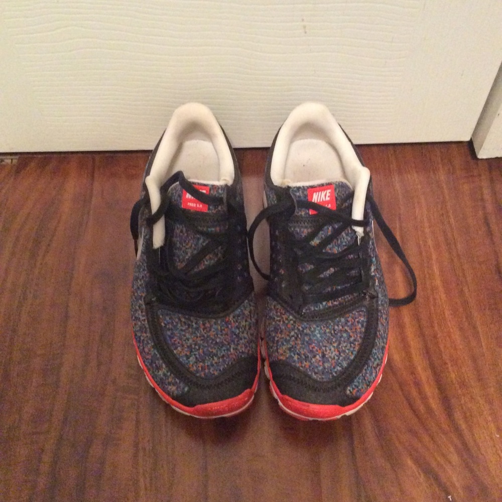 Tennis shoes